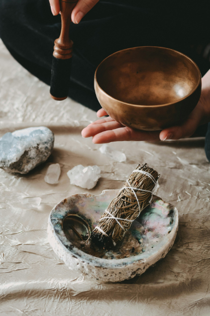 purification des pierres avec la sauge et le bol de cristal, et bol tibétain