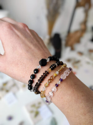 bracelet quartz rose porté