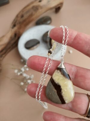 Collier talisman en septaria naturelle, argent 925, fait main à Paris. Pièce unique pour les hypersensibles en quête de calme et d'ancrage.