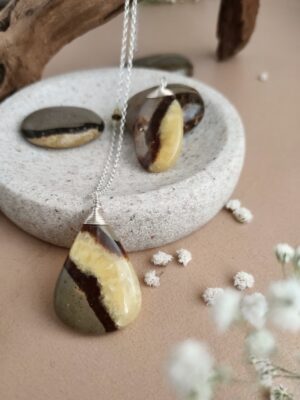 Collier talisman en septaria naturelle, argent 925, fait main à Paris. Pièce unique pour les hypersensibles en quête de calme et d'ancrage.